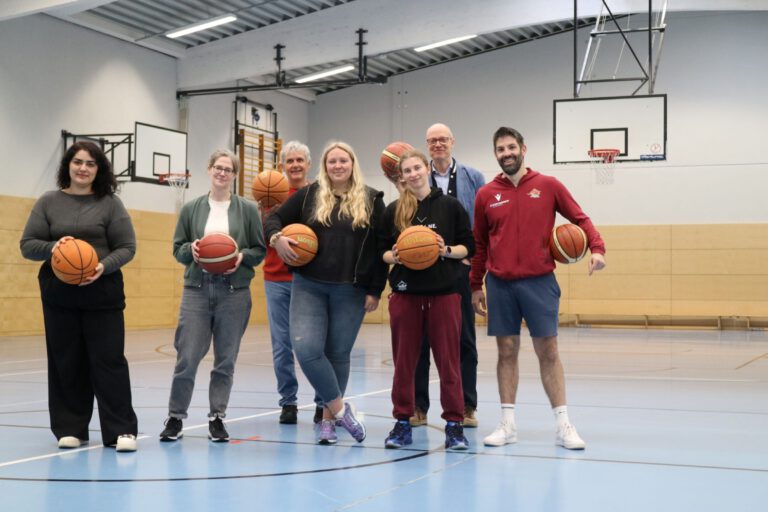 Eine Gruppe in einer Sporthalle