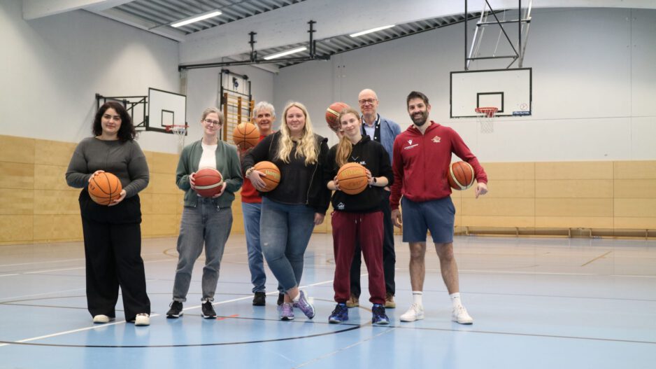 Eine Gruppe in einer Sporthalle