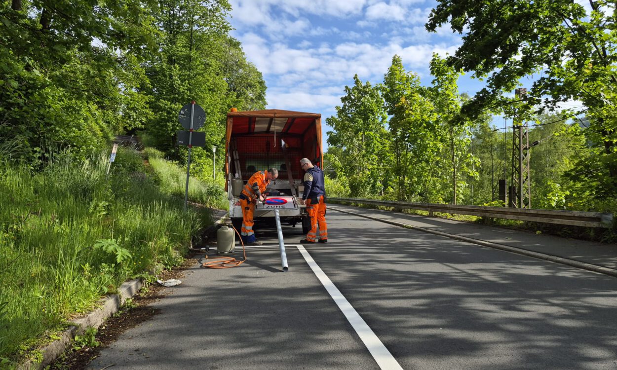 Bauhof bringt Schilder an