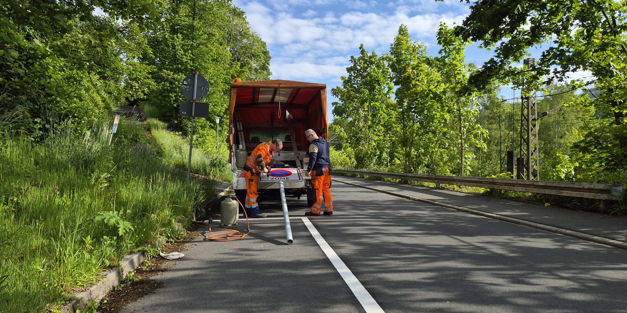 Bauhof bringt Schilder an