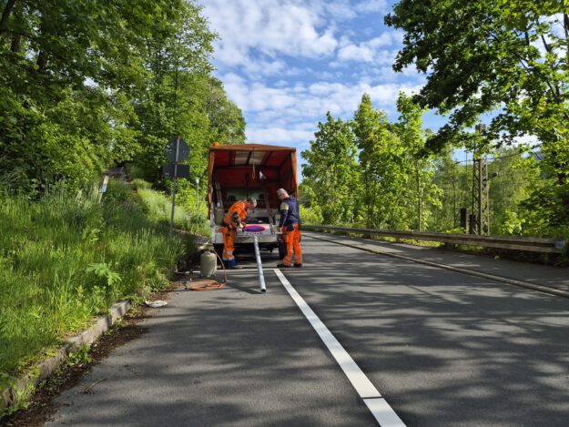 Bauhof bringt Schilder an
