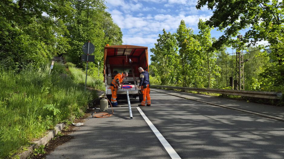 Bauhof bringt Schilder an