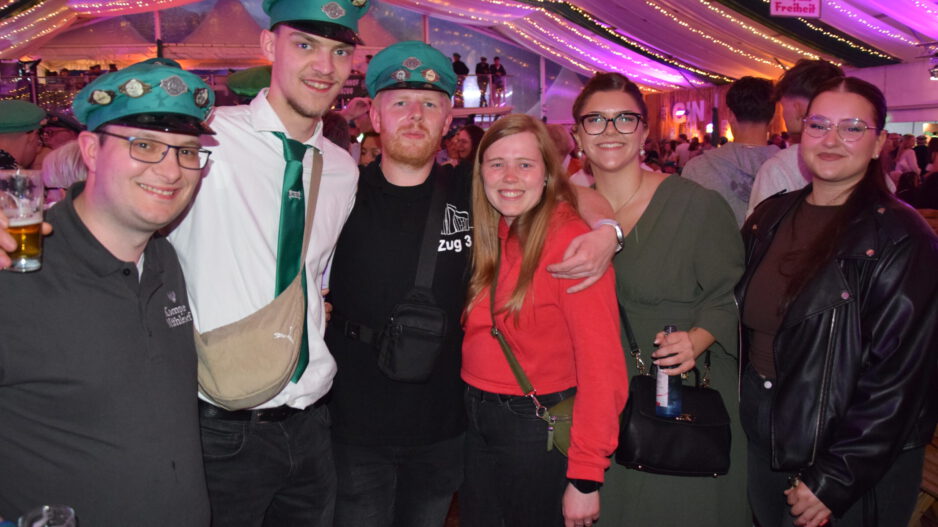 Partyfoto aus dem Festzelt beim Schützenfest in Altena.