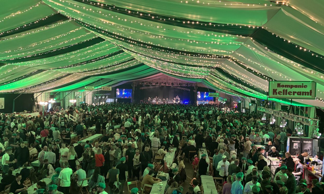 Partyfoto aus dem Festzelt beim Schützenfest in Altena.