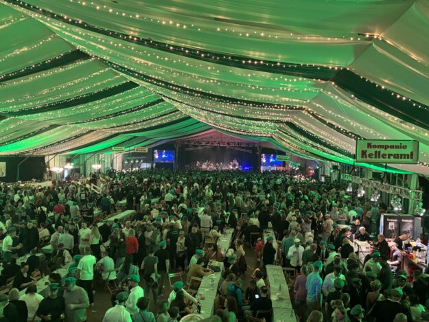 Foto: Annabell Brock Partyfoto aus dem Festzelt beim Schützenfest in Altena.