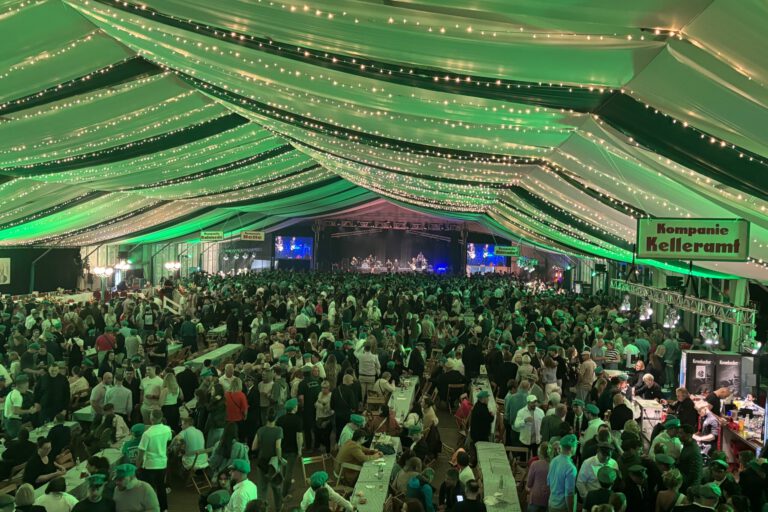 Partyfoto aus dem Festzelt beim Schützenfest in Altena.