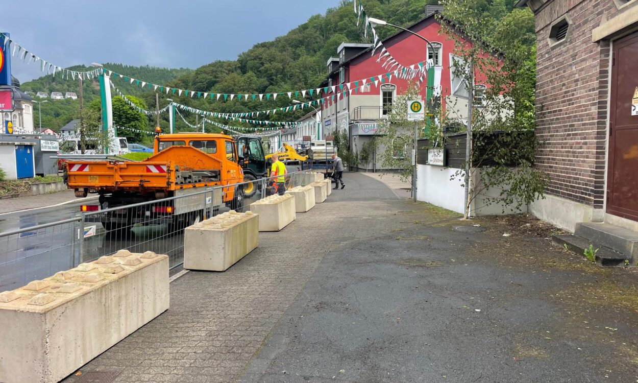 Betonlegosteine vor dem Schießstand in Altena
