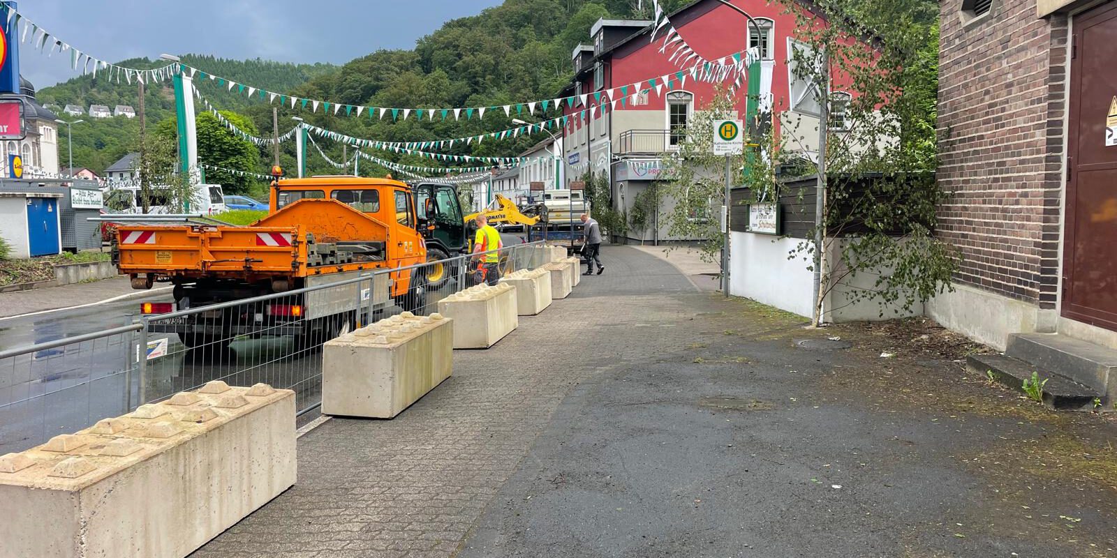 Betonlegosteine vor dem Schießstand in Altena