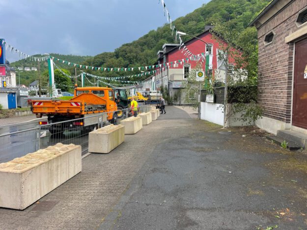 Betonlegosteine vor dem Schießstand in Altena