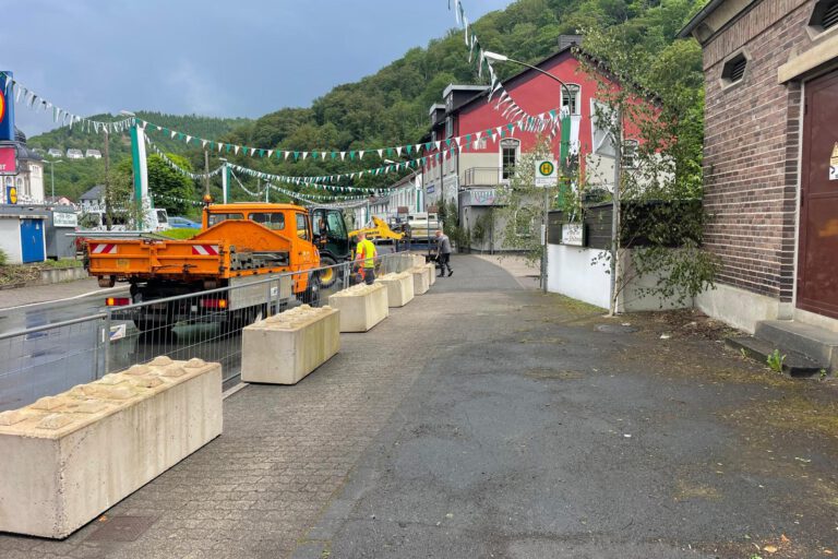 Betonlegosteine vor dem Schießstand in Altena