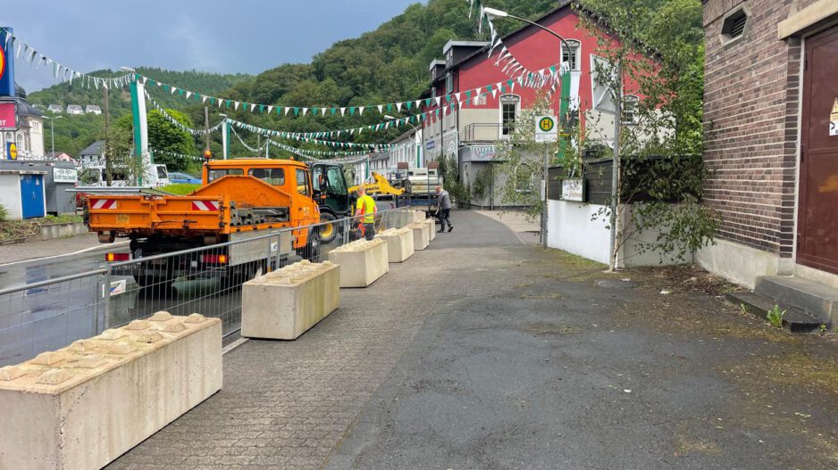Betonlegosteine vor dem Schießstand in Altena