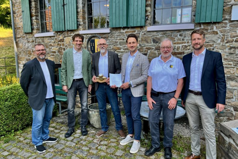 Stadtwerke Altena mit Stadt Neuenrade an der Springer Quelle