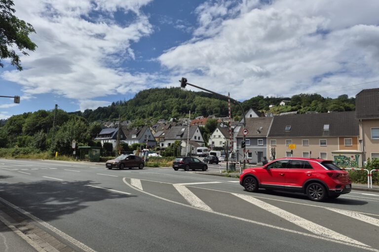 B236 und Bahnübergang Einsal