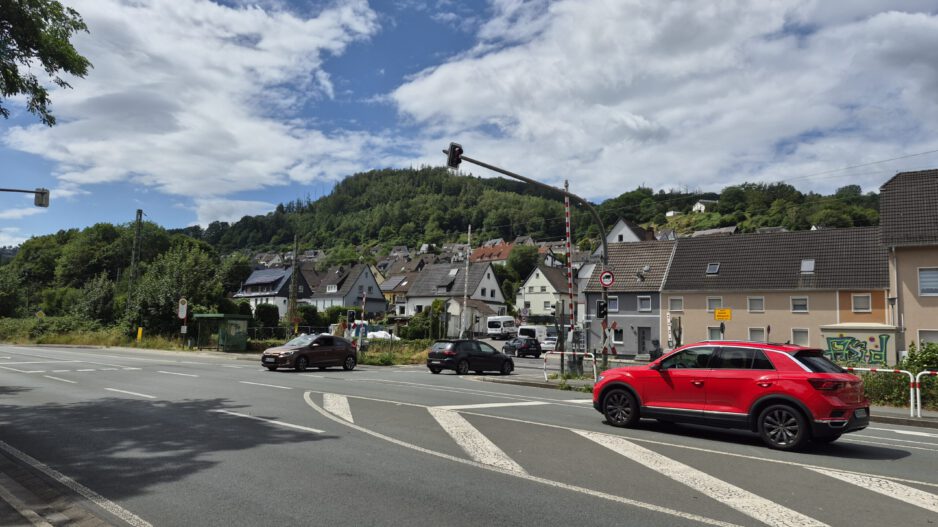 B236 und Bahnübergang Einsal