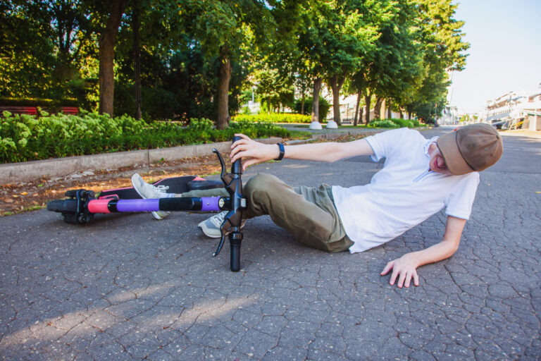Foto: Symbolbild / stock.adobe.com Jugendlicher stürzt mit E-Scooter