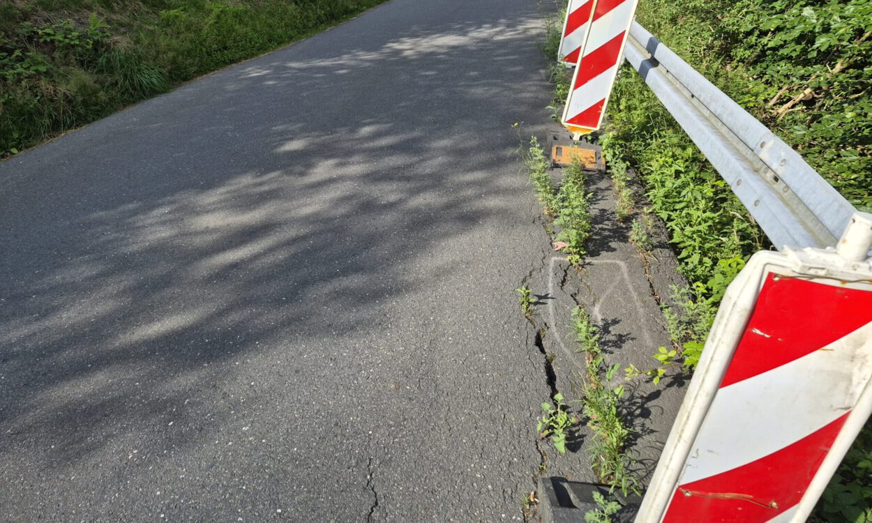 Kaputte Fahrbahn Brachtenbecker Weg