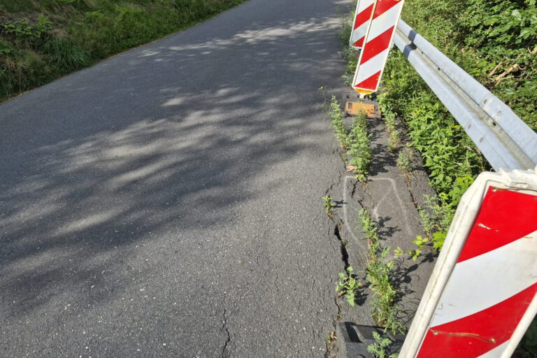 Kaputte Fahrbahn Brachtenbecker Weg