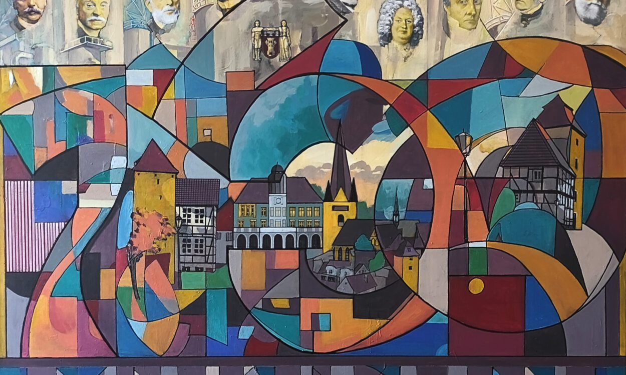 Ein farbenfrohes Gemälde verbindet abstrakte geometrische Formen mit historischen Gebäuden und Stadtansichten. Am oberen Bildrand sind mehrere Porträts historischer Persönlichkeiten vor Motiven aus Industrie und Bergbau dargestellt.