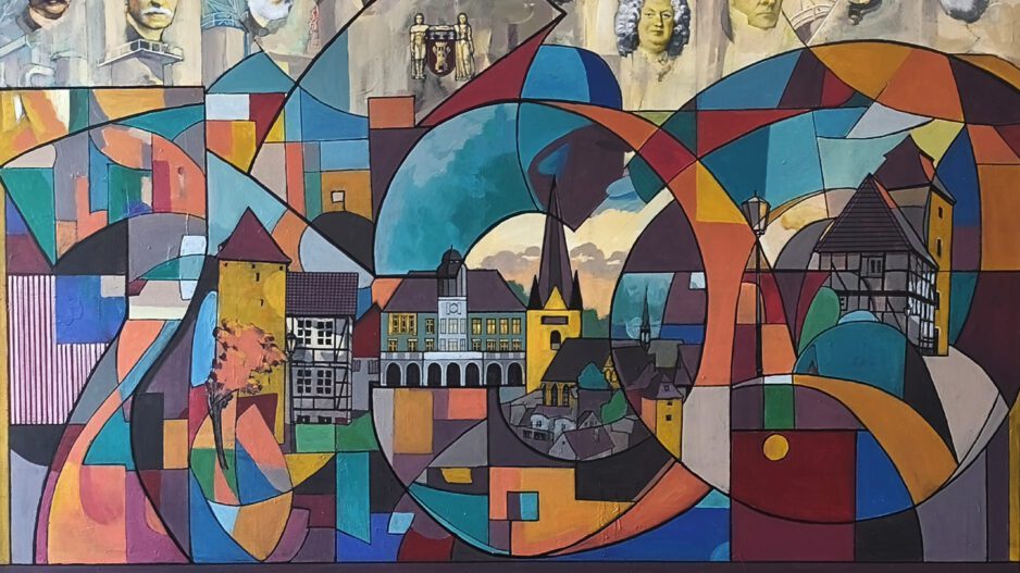 Ein farbenfrohes Gemälde verbindet abstrakte geometrische Formen mit historischen Gebäuden und Stadtansichten. Am oberen Bildrand sind mehrere Porträts historischer Persönlichkeiten vor Motiven aus Industrie und Bergbau dargestellt.
