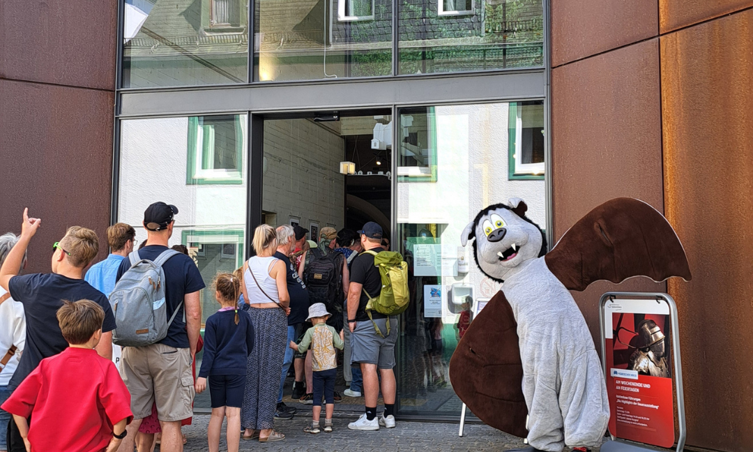 Anstehen am Burgaufzug