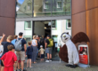 Anstehen am Burgaufzug