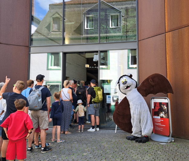 Anstehen am Burgaufzug