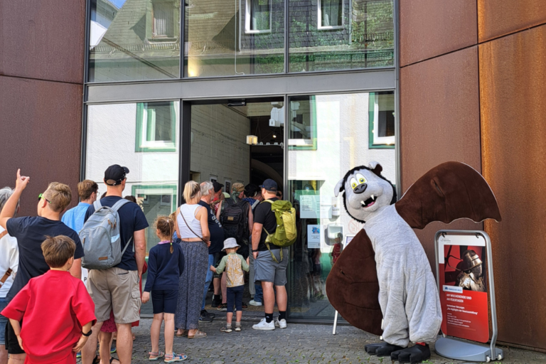 Foto: Borscheid/Erlebnisaufzug Anstehen am Burgaufzug