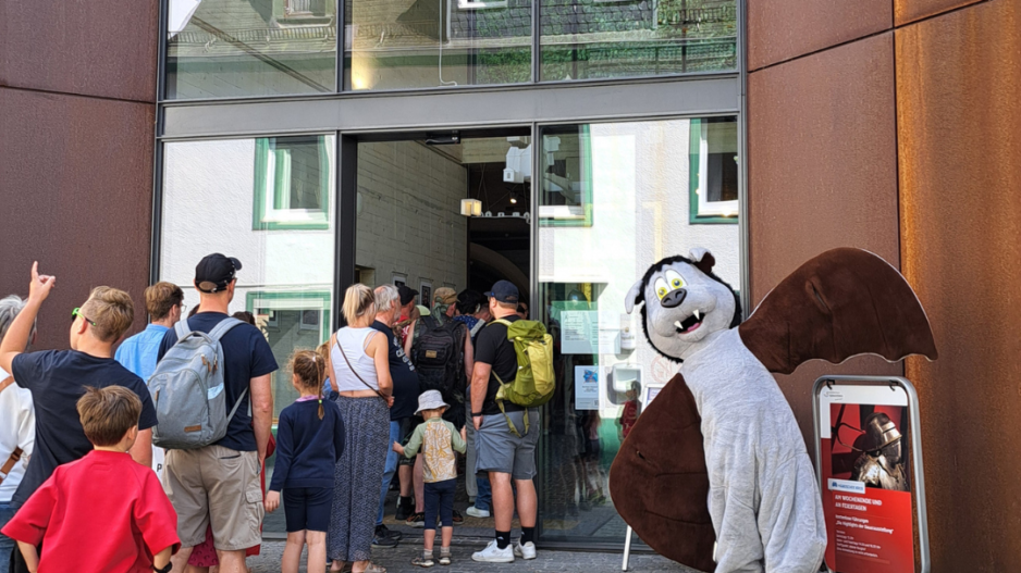 Anstehen am Burgaufzug