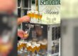 Eine Person zapft helles Bier aus einer Schankanlage in ein Glas. Rund um die Anlage stehen zahlreiche gefüllte Biergläser; im Hintergrund ist ein Schild mit der Aufschrift „Iserlohner Pilsener“ zu sehen.