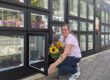 Katrin Steinmann am Blumenautomat