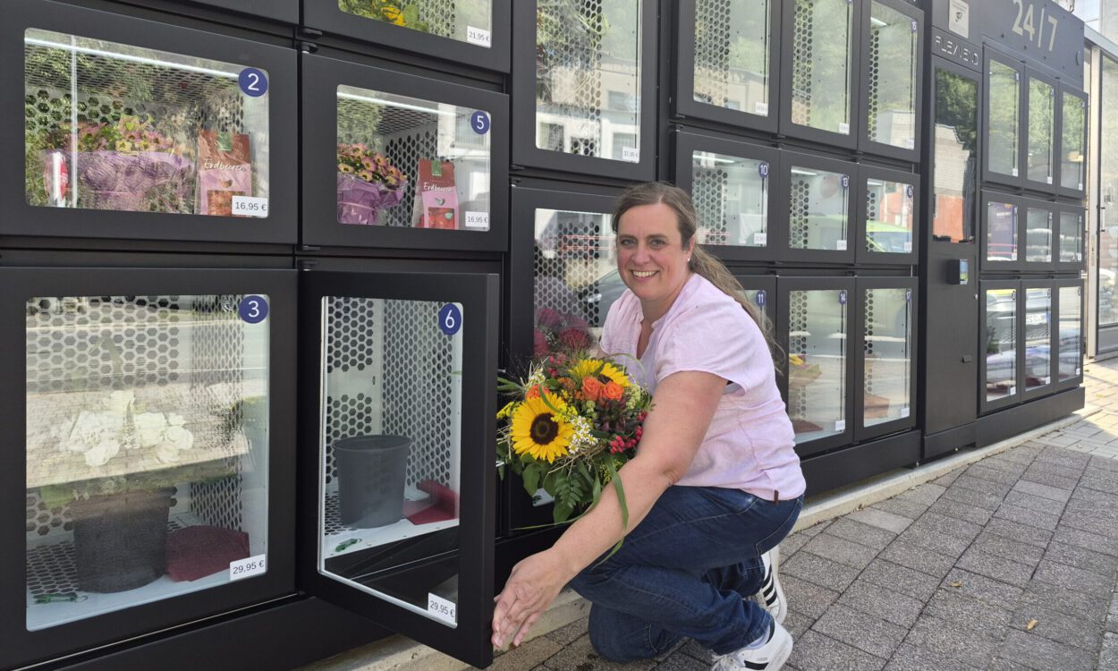 Katrin Steinmann am Blumenautomat