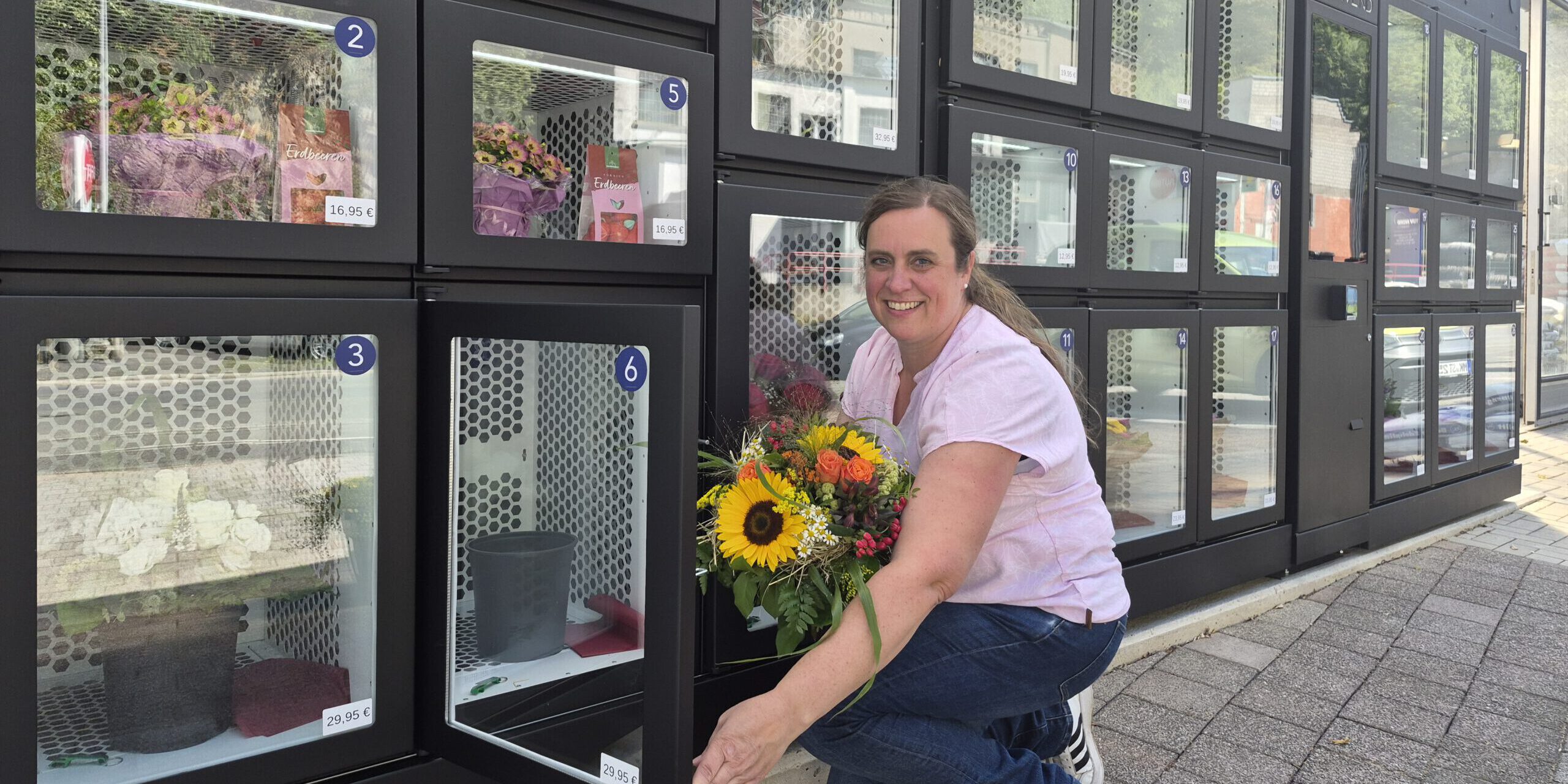 Katrin Steinmann am Blumenautomat