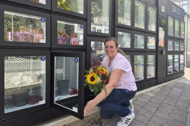 Katrin Steinmann am Blumenautomat