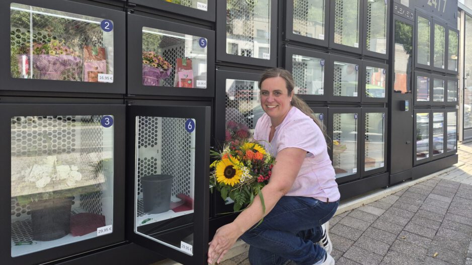 Katrin Steinmann am Blumenautomat
