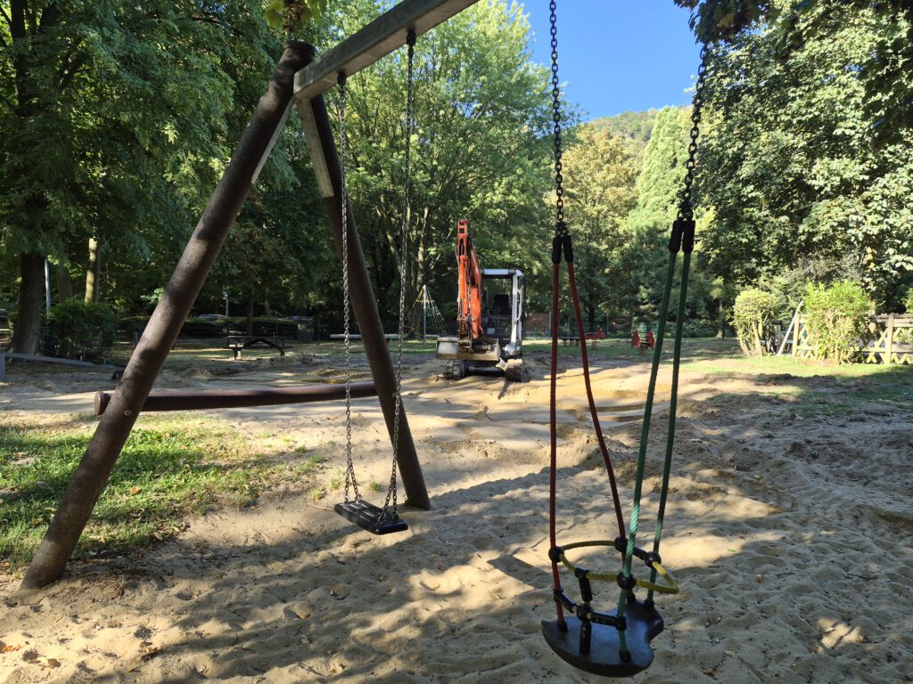 ein Bagger auf einem Spielplatz