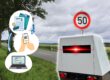 Fotomontage zum Thema digitale Verkehrsüberwachung: Rechts stehen ein Tempo-50-Schild und ein Blitzer mit rotem Messlicht an einer Landstraße. Links zeigen drei Grafiken den Ablauf vom erhaltenen Schreiben über das Scannen eines QR-Codes mit dem Smartphone bis zum Aufruf einer Internetseite am Laptop.