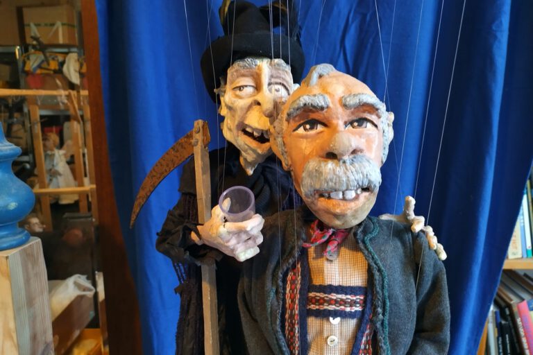 Foto: Theaterbühne Mummenschanz zwei Marionetten