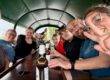 Menschen im Planwagen