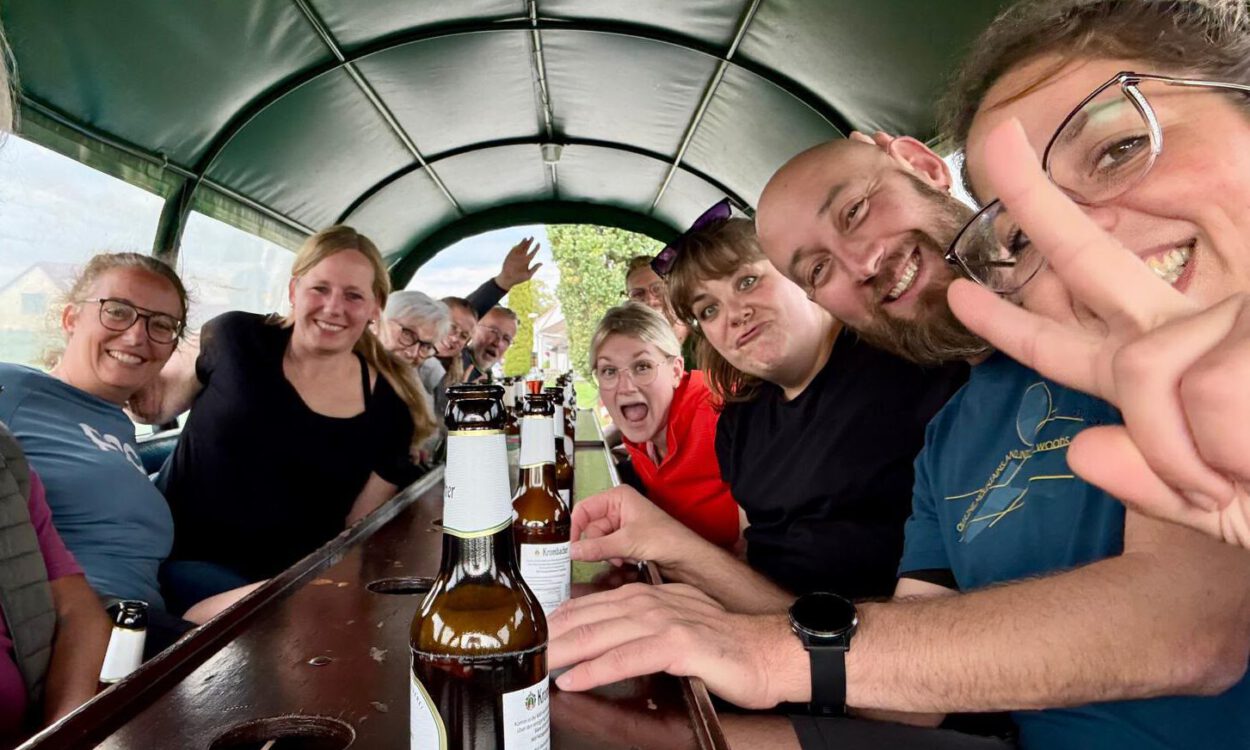 Menschen im Planwagen