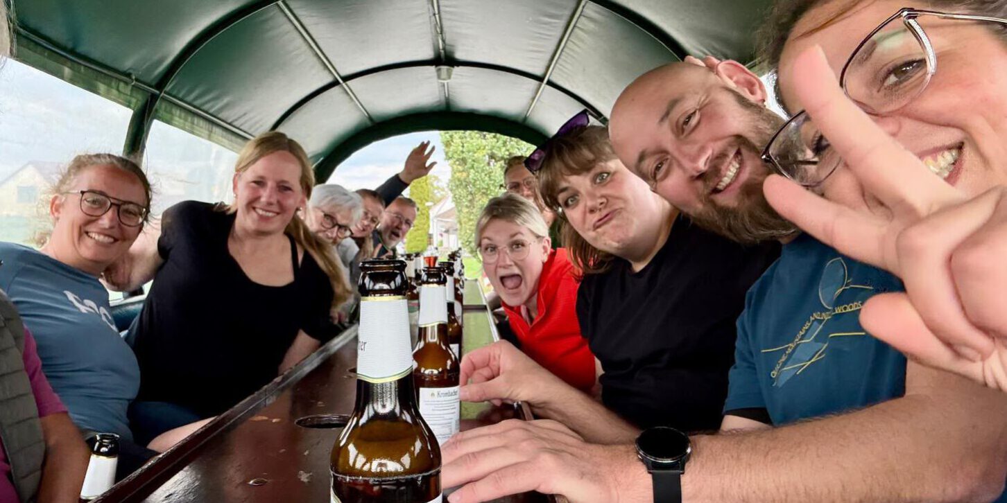 Menschen im Planwagen