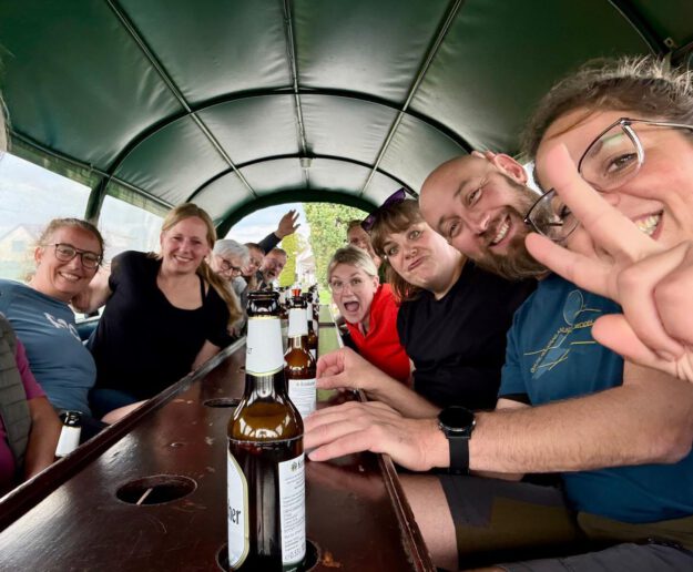 Menschen im Planwagen