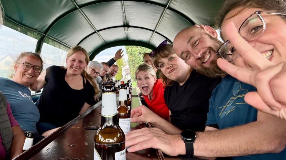 Menschen im Planwagen