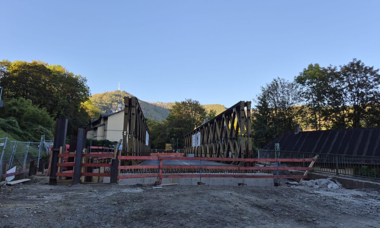 Behelfsbrücke steht