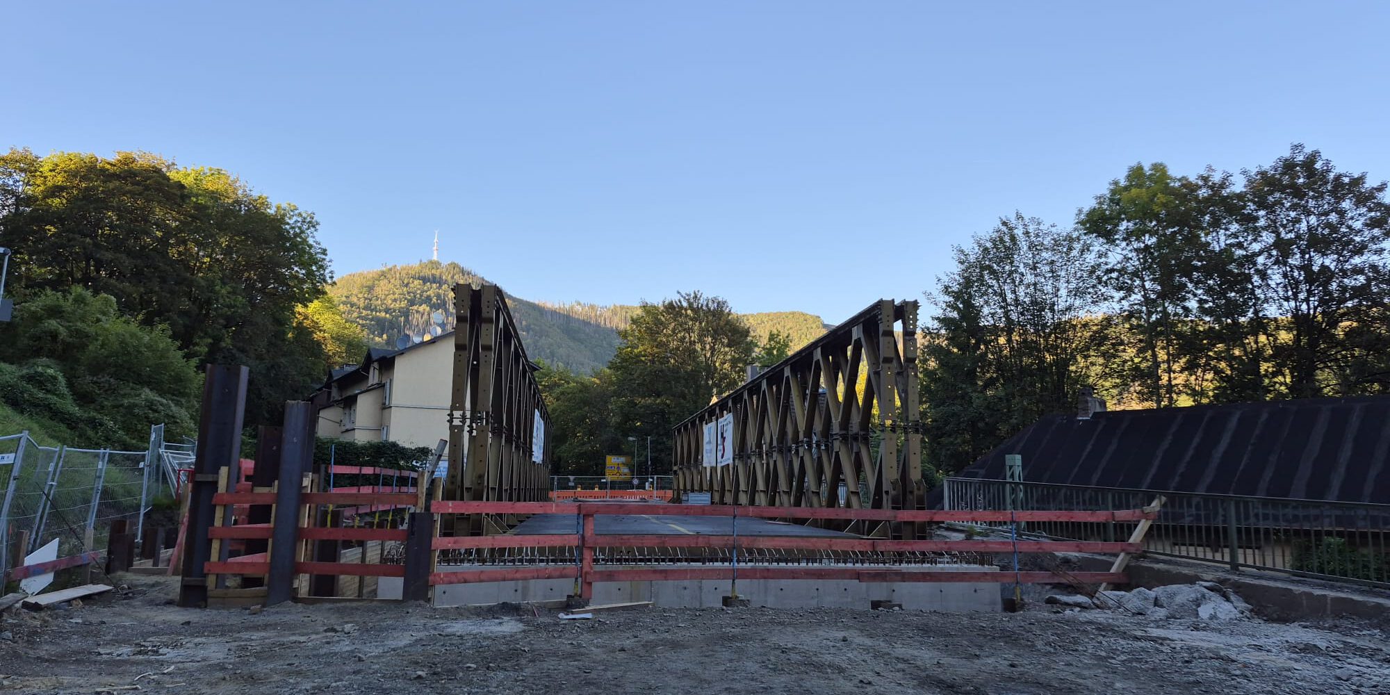 Behelfsbrücke steht