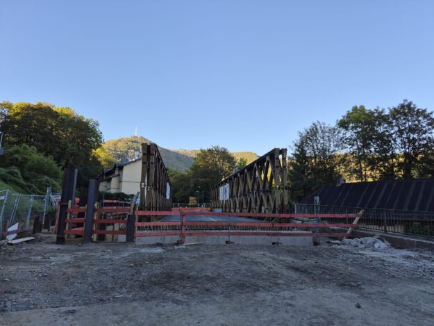 Behelfsbrücke steht