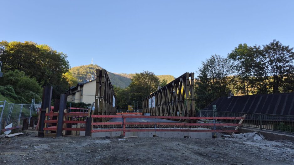 Behelfsbrücke steht