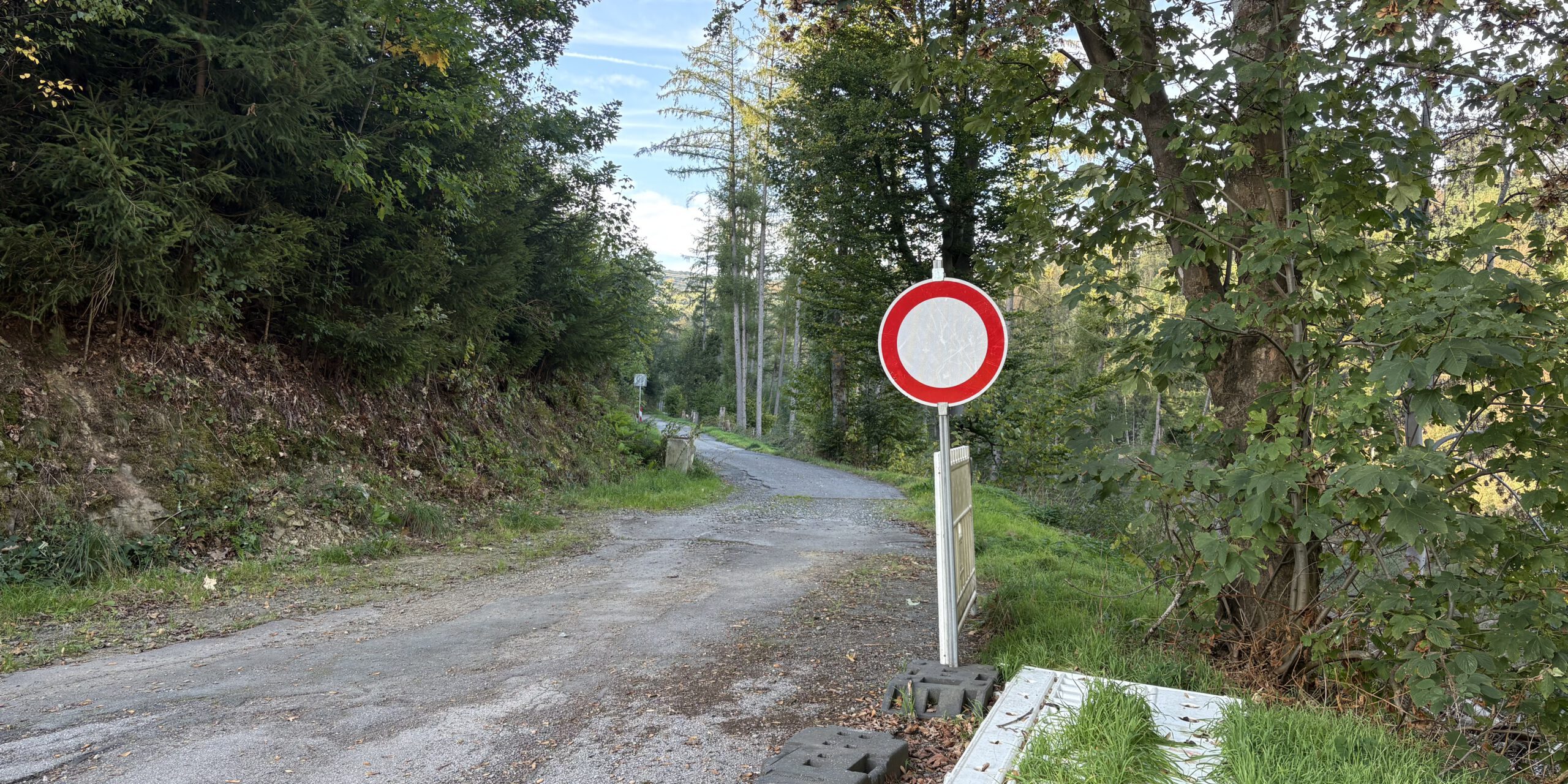 Hallenscheider Weg seit 2021 gesperrt