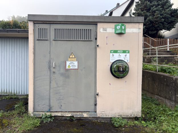 Foto: Ilka Kremer Ein AED in Opperhusen