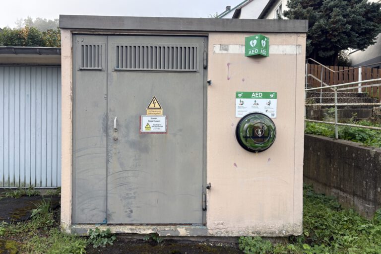 Foto: Ilka Kremer Ein AED in Opperhusen