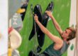 Ein Mann in einer Kletterwand
